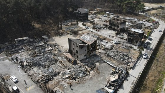 지난 12일 강원도 강릉시 저동골길 인근 펜션단지가 전날 발생한 산불 화재로 전소돼 있다. 김종호 기자