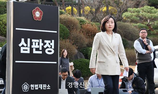 국민의힘 전주혜 의원이 23일 오후 서울 종로구 헌법재판소에서 열린 검수완박(검찰 수사권 완전 박탈) 입법에 대한 권한쟁의심판 선고를 마친 뒤 대심판정을 나서고 있다. 2023.3.23 문재원 기자