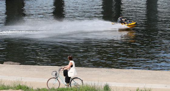 A person jet skis on the Han River on Wednesday. Due to the warm southerly wind, the weather on the Korean Peninsula was like early summer, with the temperature in Seoul rising to 28.2 degrees Celsius (82.7 Fahrenheit ), the hottest so far this year. It was also the hottest day in April in 34 years. The current record is 29.1 degree Celsius recorded in 1989. [NEWS1]