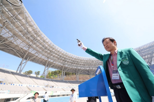 임태희 경기도교육감이 19일 용인 미르스타디움에서 열린 경기도교육감기 육상대회에서 스타트건을 들고 경기 시작을 알리고 있다. 경기도교육청 제공