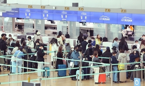 인천국제공항 1터미널 출국장에서 이용객들이 출국 수속을 밟고 있다./사진=연합뉴스