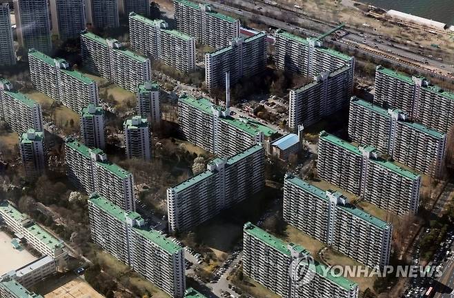 2022년 3월 27일 오후 서울 송파구 롯데월드타워 전망대 서울스카이에서 바라본 잠실주공 아파트 5단지 모습. [자료=연합뉴스]