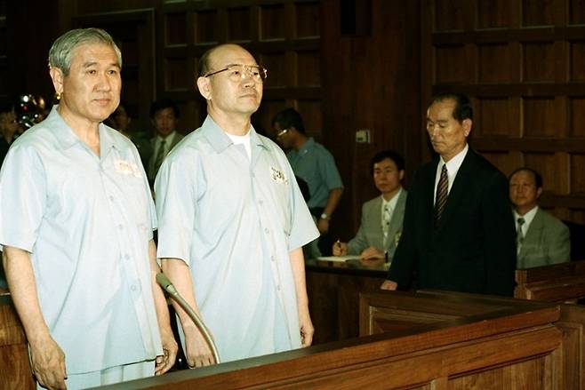 1996년 8월26일 서울지법에서 열린 공판에 노태우씨(좌)와 전두환씨(우)가 출석해있다. [출처=연합뉴스]