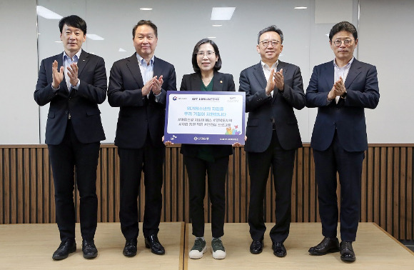 경기도 군포시에 위치한 경기남부 청소년자립지원관에서 진행된 ‘제2차 다함께 나눔프로젝트 후원금 전달식’에서 김현숙 여성가족부 장관(가운데), 정상혁 신한은행장(오른쪽 두번째), 최태원 대한상공회의소 회장겸 SK그룹 회장(왼쪽 두번째), 이석장 이디야커피 대표이사(왼쪽 끝), 이형희 SK 수펙스추구협의회 위원장(오른쪽 끝)이 기념촬영하는 모습./사진=신한은행