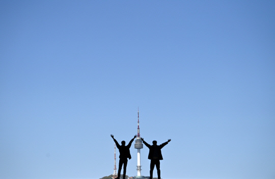 19일 서울 용산구 국립중앙박물관을 찾은 시민들이 맑은 하늘을 배경으로 사진을 찍고 있다. 백동현 기자