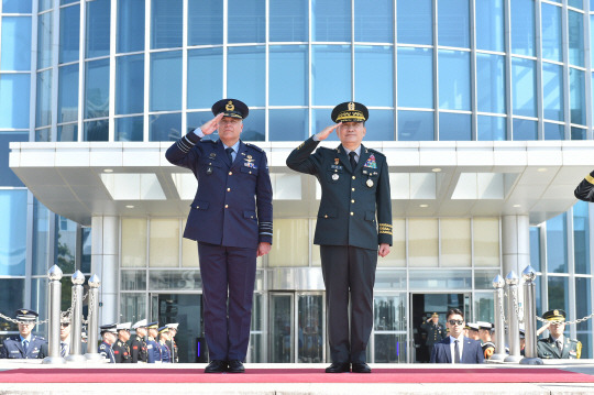 김승겸 합참의장(오른쪽)과 오노 에이헬스헤임 네덜란드 국방총장(오른쪽)이 김승겸 합참의장(가운데 왼쪽)과 오노 에이헬스헤임 네덜란드 국방총장(가운데 오른쪽)이 의장행사를 하고 있다. 합참 제공