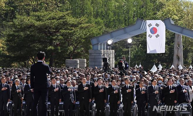 [서울=뉴시스] 전신 기자 = 윤석열 대통령이 19일 서울 강북구 수유동 국립4·19민주묘지에서 열린 제63주년 4·19혁명 기념식에서 국기에 대한 경례를 하고 있다. (대통령실통신사진기자단) 2023.04.19. photo1006@newsis.com