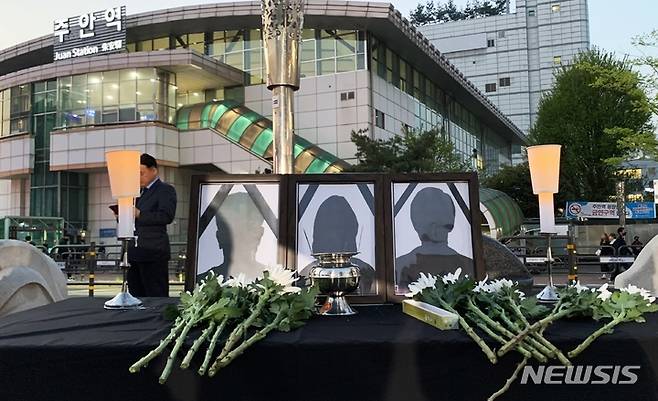 [인천=뉴시스] 이루비 기자 = 18일 오후 인천 미추홀구 주안역 앞에 전세사기 피해를 호소하며 숨진 20·30대 피해자들의 넋을 기리는 빈소가 마련돼 있다. 이들 모두는 인천 미추홀구 일대를 중심으로 100억원대 전세보증금을 가로챈 혐의로 구속 기소된 60대 건축업자, 이른바 '건축왕'의 피해자로 파악됐다. 2023.04.18. ruby@newsis.com
