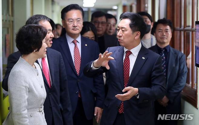 [서울=뉴시스] 추상철 기자 = 김기현 국민의힘 당 대표가 19일 오후 서울 강북구 한빛맹학교를 방문해 시설을 둘러보고 있다. 2023.04.19. scchoo@newsis.com