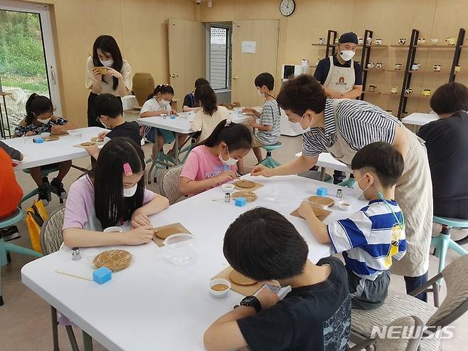 [서울=뉴시스]서울 노원구가 온 가족이 건강한 여가생활을 즐길 수 있는 '도자기체험장'과 '목공예체험장'을 운영 중이라고 19일 밝혔다. (사진=노원구 제공). 2023.04.19. photo@newsis.com