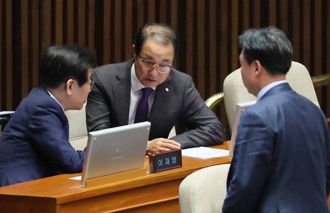 13일 오후 열린 국회 본회의에서 더불어민주당 이성만 의원과 이재명 대표(왼쪽)가 대화하고 있다. 오른쪽은 윤관석 의원. 연합뉴스