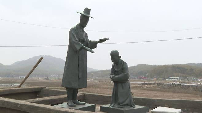 존스 선교사가 이승환전도사의 어머니에게 강화에서 최초로 선상세례를 주는 모습의 조형물