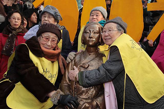 ▲ 지난 2011년 12월 14일 수요집회 1000회를 맞아 설치된 소녀상(평화비). 김복동(왼쪽), 길원옥 위안부 피해자 할머니들이 소녀상을 껴안고 있다. ⓒ프레시안