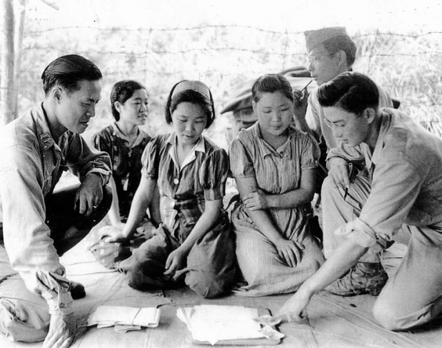 ▲ 1944년 8월14일 버마(미얀마) 미치나 지역에서 미중 연합군에게 구출된 3명의 조선인‘위안부’들. ⒸU.S.Army