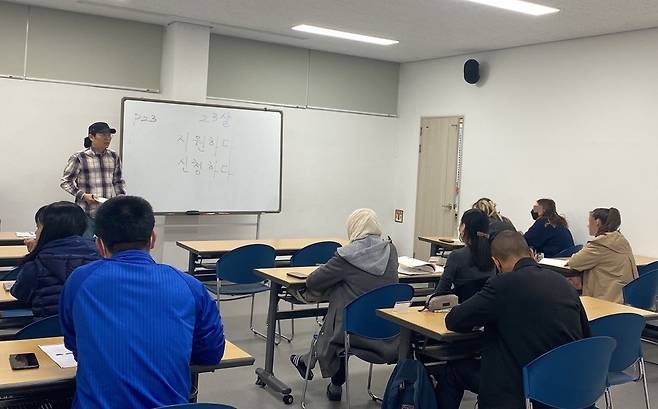 지원센터서 한국어교육 받는 외국인주민들 [청주시 제공. 재판매 및 DB 금지]