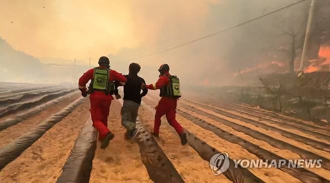 강릉산불...긴박했던 주민 대피 순간  [산림청  제공.재판매 및 DB 금지]