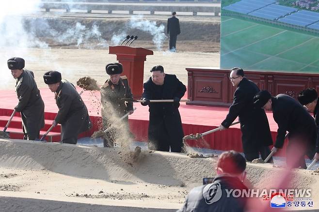 지난 2월 16일 강동온실농장 착공식 참석한 김정은 뒤로 보이는 경호원 [조선중앙통신 연합뉴스 자료사진. 국내에서만 사용가능. 재배포 금지. For Use Only in the Republic of Korea. No Redistribution]