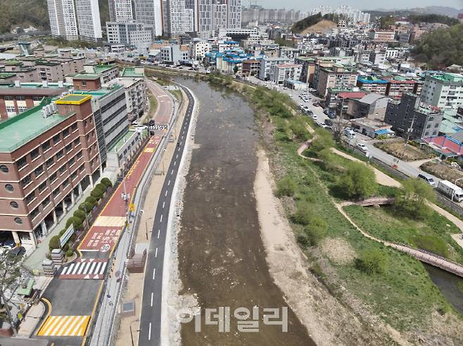 고진천교~경안천 합류부 660m가 연결된 양지천 산책로 전경.(사진=용인시)