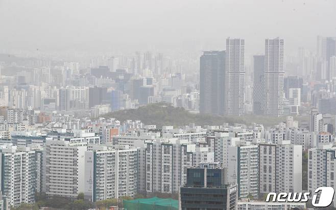 서울 용산구 남산에서 바라본 아파트 단지의 모습. 2023.4.13/뉴스1 ⓒ News1 이재명 기자