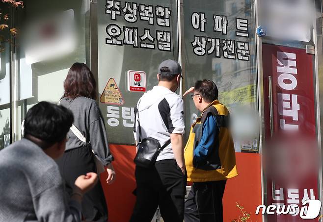 경기 화성시 동탄신도시에서 대규모 전세 사기 의심 신고가 접수돼 경찰이 수사에 나선 가운데 사진은 19일 오후 경기 화성시 동탄신도시에 위치한 전세사기 피해 신고를 한 시민들이 계약을 체결한 부동산의 모습. 2023.4.19/뉴스1 ⓒ News1 김영운 기자