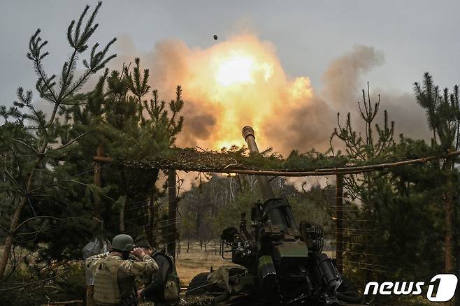 우크라이나군 TRF-1 155㎜ 견인포 발사. ⓒ AFP=뉴스1