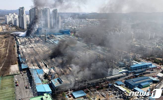 13일 대전 대덕구 목상동 한국타이어 대전공장에서 화재가 발생해 약 13시간 만에 주불이 진화된 공장 위로 연기가 보이고 있다. 소방당국은 오전 11시 대응 3단계를 2단계로 하향했으며, 오후 6시 완진을 목표로 총력대응한다는 방침이다. 2023.3.13/뉴스1 ⓒ News1 김기태 기자