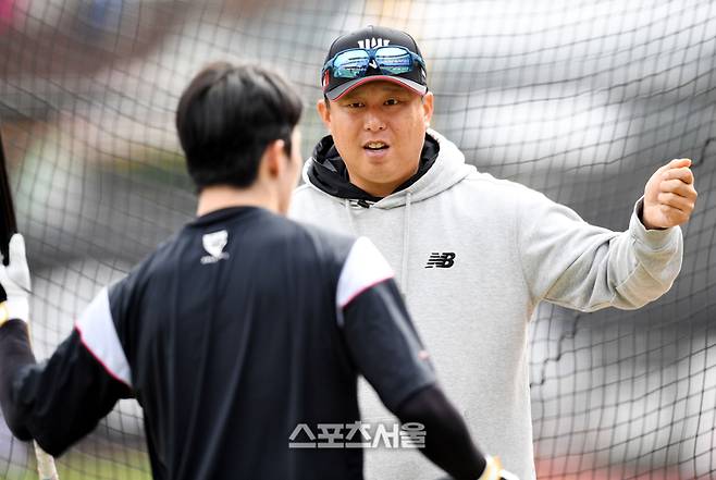 [포토] 선수들 지도하는 김강 코치 KT 김강 코치가  20일 수원 KT위즈파크에서 열리는 2023 KBO리그 SSG와 경기에 앞서 선수들을 코치하고 있다.  2023. 4. 20. 수원 | 최승섭기자 thunder@sportsseoul.com