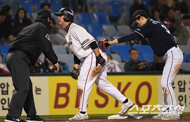 '발만 떨어져라' 태그를 이어가는 3루수 안재석