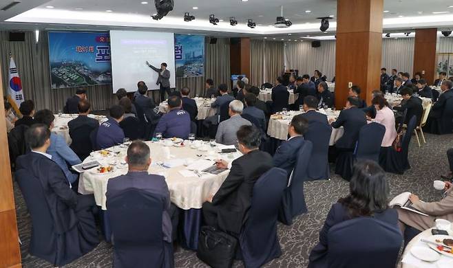 포스코 국제관에서 포항지역 기업인 등 150여명이 참석한 가운데 '포항 CEO포럼'이 열리고 있다.