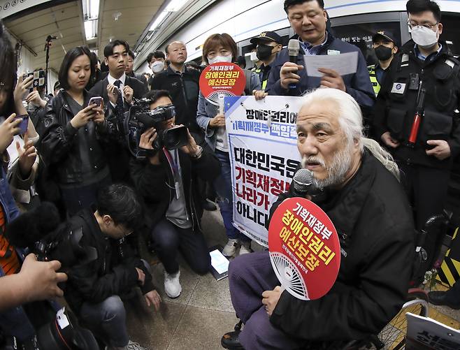 장애인의 날인 20일 오전 전국장애인차별철폐연대(전장연) 박경석 상임대표가 서울 용산구 지하철 4호선 삼각지역에서 다른 전장연 관계자들과 함께 집회를 열고 발언하고 있다. /뉴시스