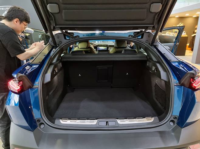 푸조 408의 트렁크. /고성민 기자