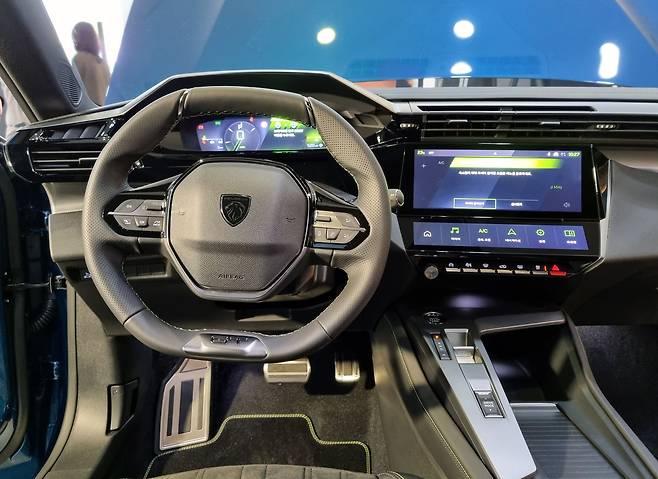 푸조 408의 실내. /고성민 기자