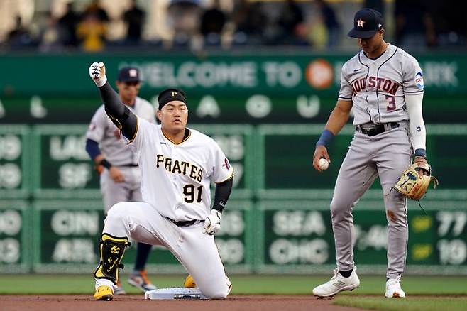 2루타를 기록한 뒤 세리머니를 펼치는 최지만. ⓒ AP=뉴시스