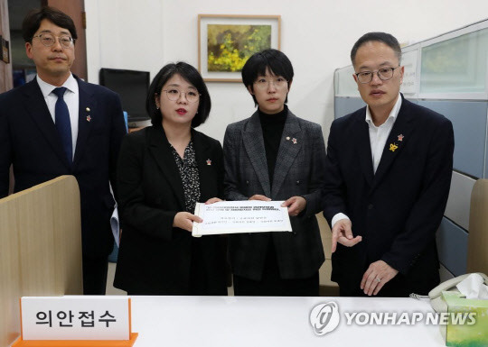 강성희 진보당 원내대표 , 용혜인 기본소득당 상임대표, 장혜영 정의당 원내수석부대표, 박주민 더불어민주당 의원이 20일 오후 서울 여의도 국회 의안과에서 10.29 이태원참사 피해자 권리보장과 진상 규명 및 재발방지를 위한 특별법안 접수를 하고 있다. <연합뉴스>