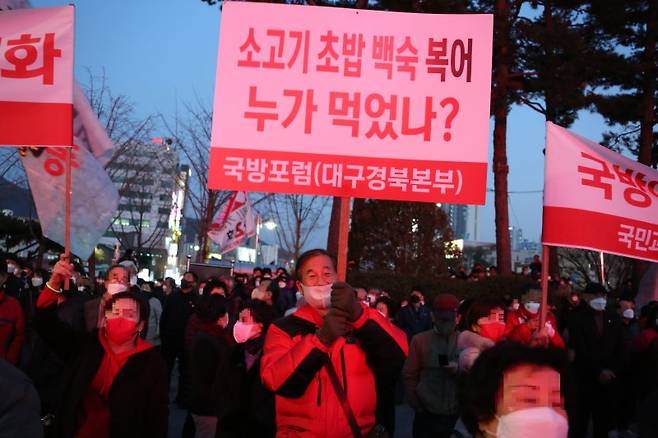 지난해 3월 윤석열 국민의힘 대선후보의 유세 때 경남 창원 마산역 광장에서 강구영 당시 '국민과 함께 하는 국방포럼' 영남본부장(현 KAI 사장)이 피켓을 들고 있다. 독자 제공