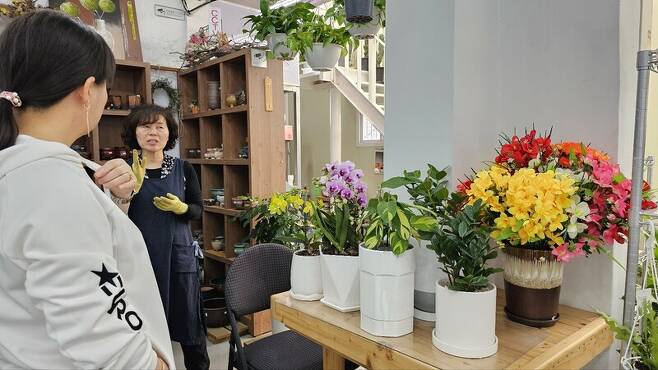 대구시 반려식물 치료센터로 지정된 서구 화원인 내당플라워에서 직원 홍인선(58)씨가 손님에게 식물의 상태를 설명하고 있다. 김규현 기자