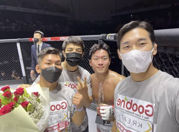 이정현(왼쪽에서 세 번째)의 시선은 로드 투 UFC로 향한다.(사진=이정현 SNS)