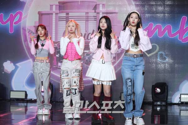 그룹 피프티 피프티가 13일 오후 서울 강남구 일지아트홀에서 진행된 미국 빌보드 '핫 100' 진입 관련 기자간담회에 참석해 타이틀곡 '큐피드' 무대를 선보이고 있다.