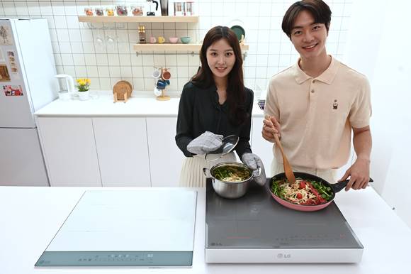 LG전자가 화이트 상판에 다양한 조작부 컬러를 선택할 수 있는 분리형 디자인(왼쪽)과 상판과 조작부 컬러가 크리스탈 실버로 동일한 일체형 디자인의 '디오스 오브제컬렉션 인덕션 전기레인지'를 선보였다. [사진=LG전자]