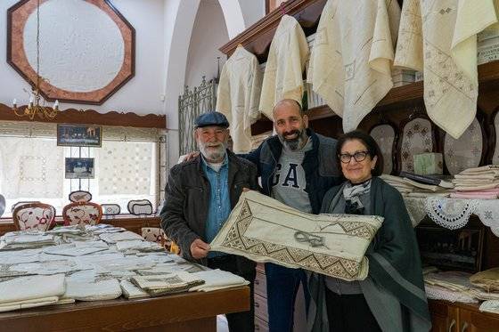 툴라 루비스네 가족도 반세기 넘게 레프카라티카 공예에 매진해오고 있다.