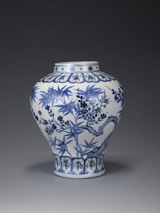 조선 초기인 15세기 백자 중에서도 당당한 형태와 화려한 그림으로 국보로 지정된 백자청화 매죽문 호. [리움미술관]