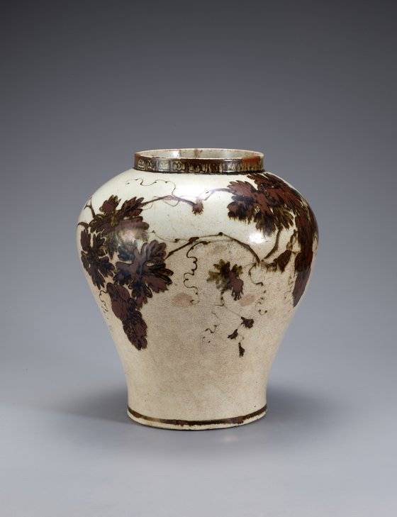 17세기~18세기 전반 많이 만들어진 철화백자 중에서도 대표작으로 꼽히는 백자철화 포도문 호, 국보. [리움미술관]