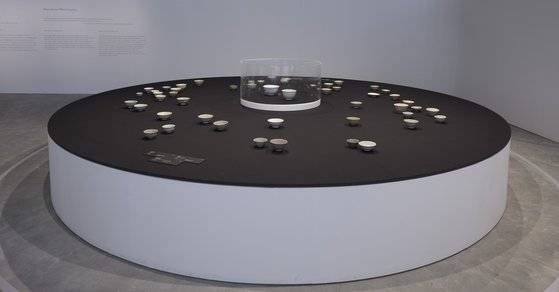 밥그릇·국그릇 등 조선 사람들의 일상 생활용기로 사용된 백자 발. 지방에서 만들어진 백자는 다양한 흰빛을 띤다. [리움미술관]