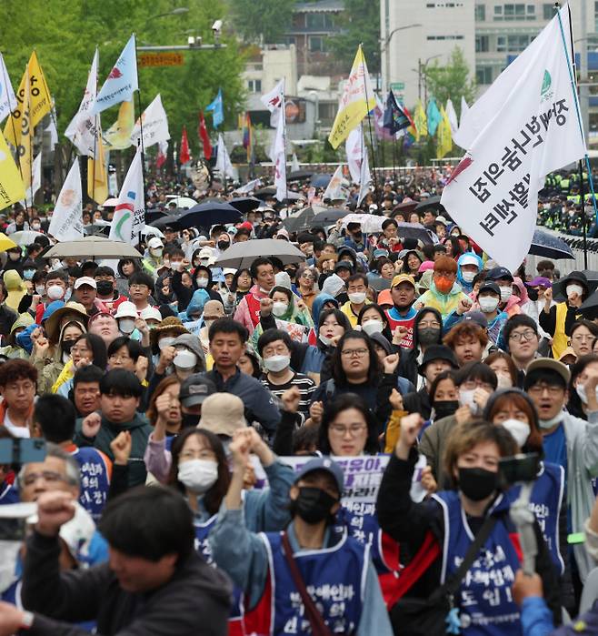 장애인의날인 20일 서울 용산구 삼각지역 인근에서 열린 420장애인차별철폐 투쟁 결의대회에서 참가자들이 구호를 외치고 있다. 연합뉴스