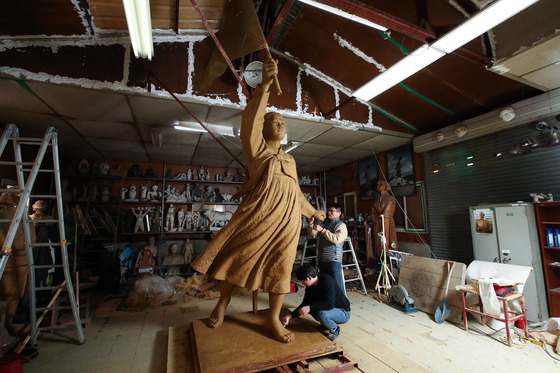 A team led by Kim Dae-kil, a professor at the university’s Arts College, works on a statue of Korean independence activist Yu Gwan-sun in 2020. [WOO SANG-JO]