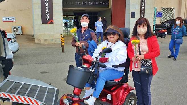 전주시설공단이 마련한 ‘동행’ 이벤트로 꽃다발을 받은 이지콜 이용객들