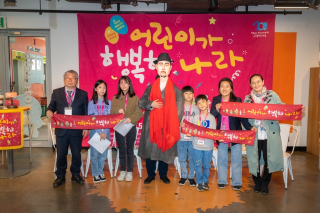 지난 18일 서울 종로구 대학로예술극장 씨어터카페에서 어린이 해방 선언 100주년 기념 ‘어린이가 행복한 나라’ 기자간담회가 열렸다. 이주영(왼쪽) 어린이해방선언100주년 기념사업협회의 회장이 어린이들, 예술단체 관계자들과 취재진을 향해 포즈를 취하고 있다.                  아시테지 코리아