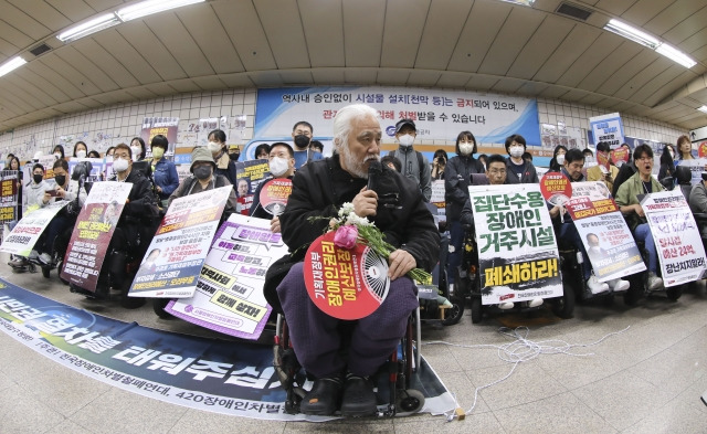 박경석 전국장애인차별철폐연대 상임대표가 20일 서울 용산구 지하철 4호선 삼각지역에서 장애인의 날을 맞아 출근길 지하철 선전전을 하고 있다. 뉴시스