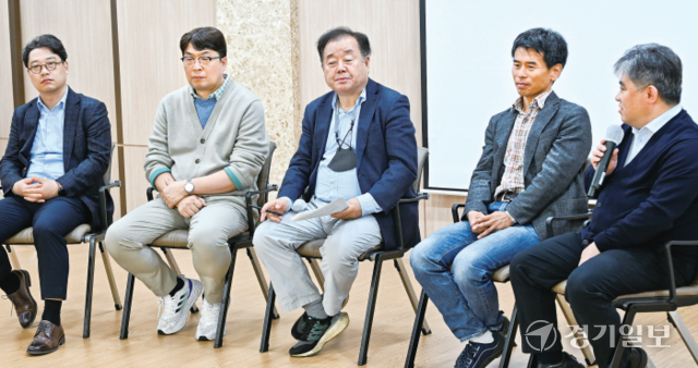 20일 오전 경기일보 대회의실에서 열린 인공지능 챗-GPT 포럼에서 참석자들이 토론을 벌이고 있다. 이번 포럼은 ‘인공지능 챗-GPT 조력자인가? 파괴자인가?’를 주제로 열렸다. 윤원규기자