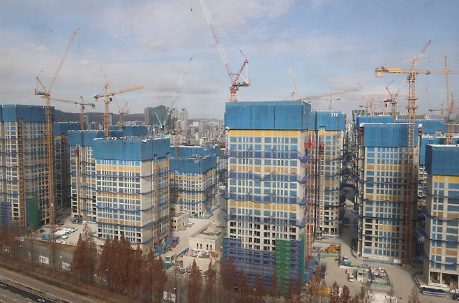 공사비 증액 문제로 지난해 6개월가량 공사가 중단됐던 서울 강동구 올림픽파크포레온 공사 현장. 시공사와 조합은 추가 공사비를 두고 여전히 협상을 진행하고 있다.  연합뉴스